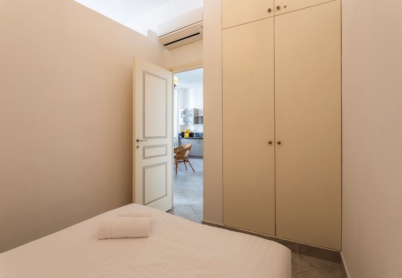 Apartment in Cannes - LAT1101 / Logement situé à deux pas de la plage