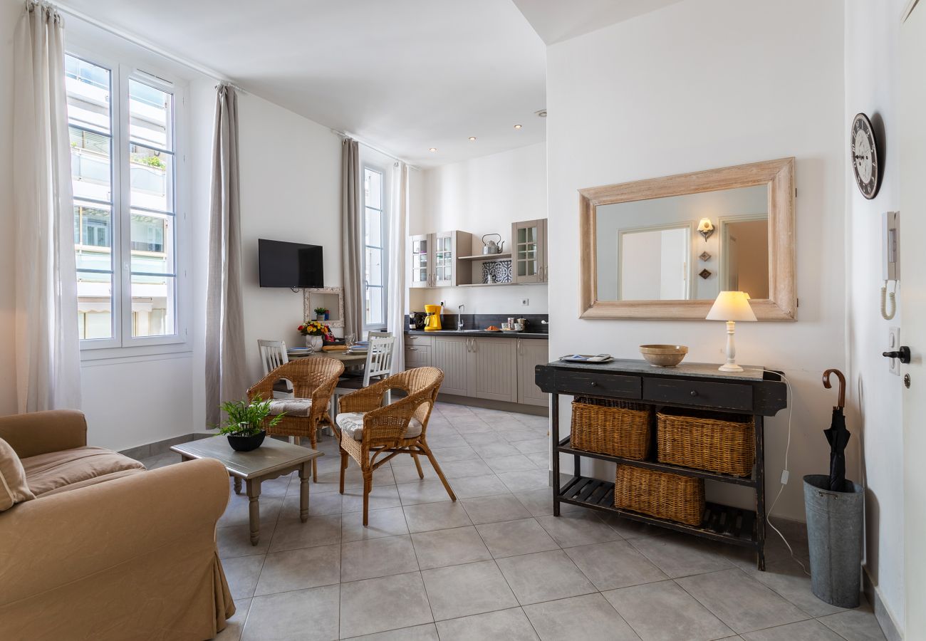 Apartment in Cannes - LAT1101 / Logement situé à deux pas de la plage