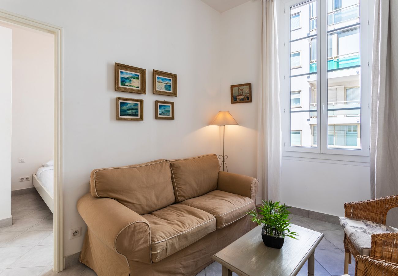 Apartment in Cannes - LAT1101 / Logement situé à deux pas de la plage