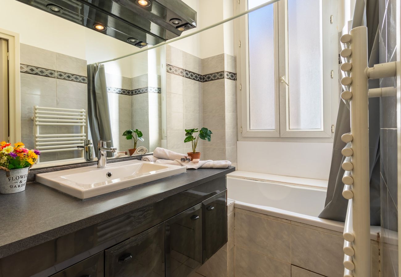 Apartment in Cannes - PET231 Bel appartement situé Quai St. Pierre