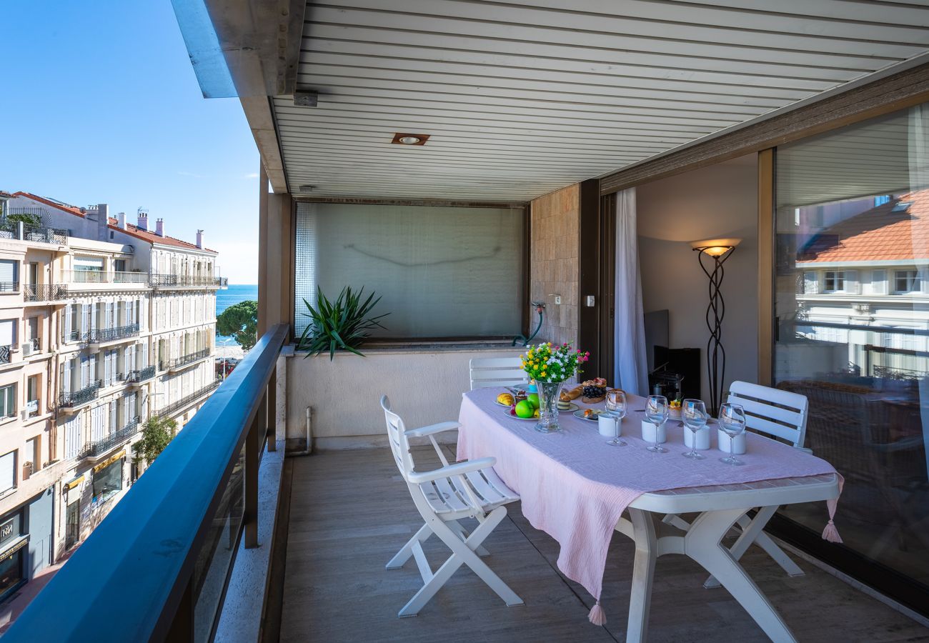 bright apartment with 15m² east-facing terrace in the center of Cannes