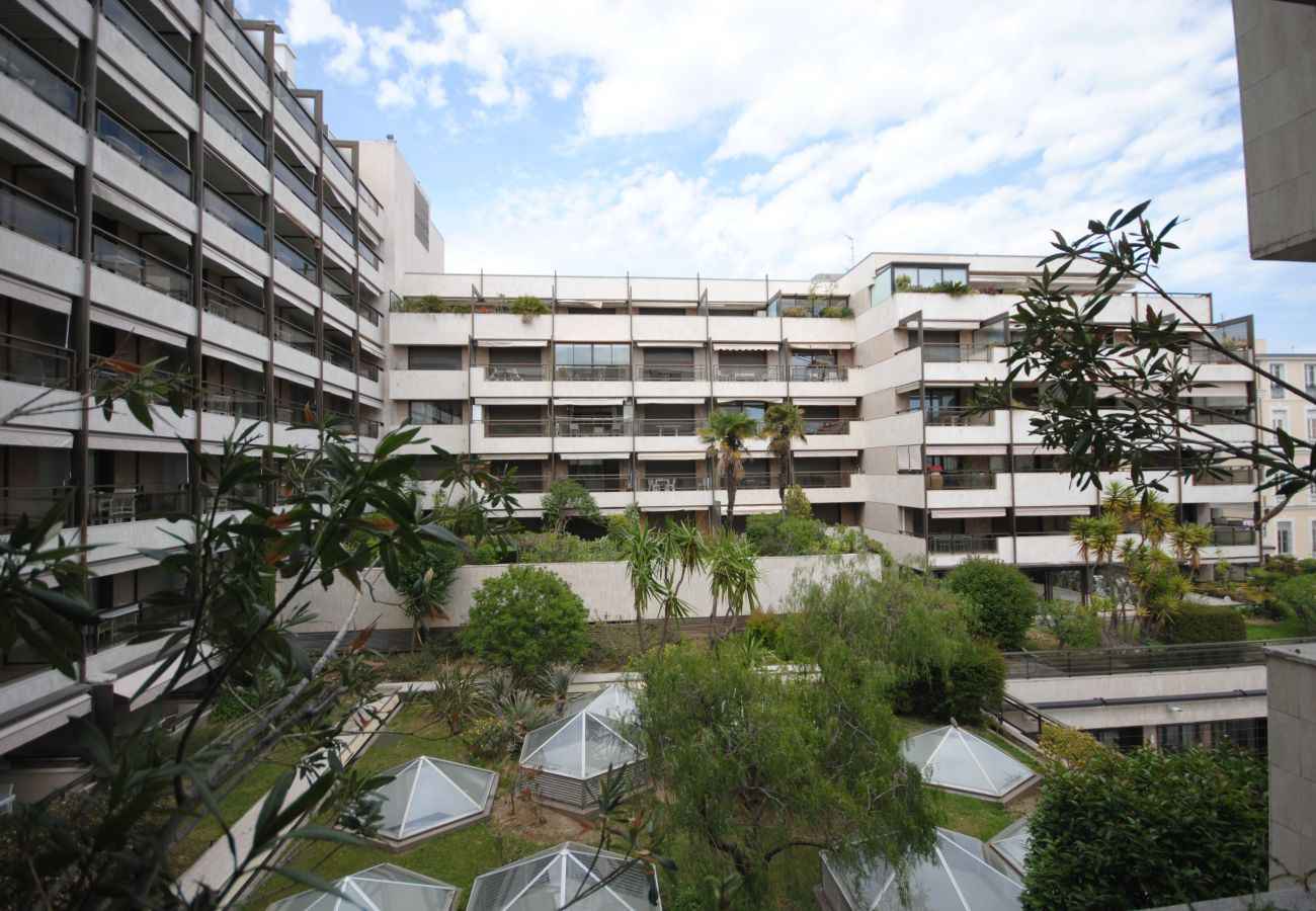 studio rental Cannes center secure residence with parking