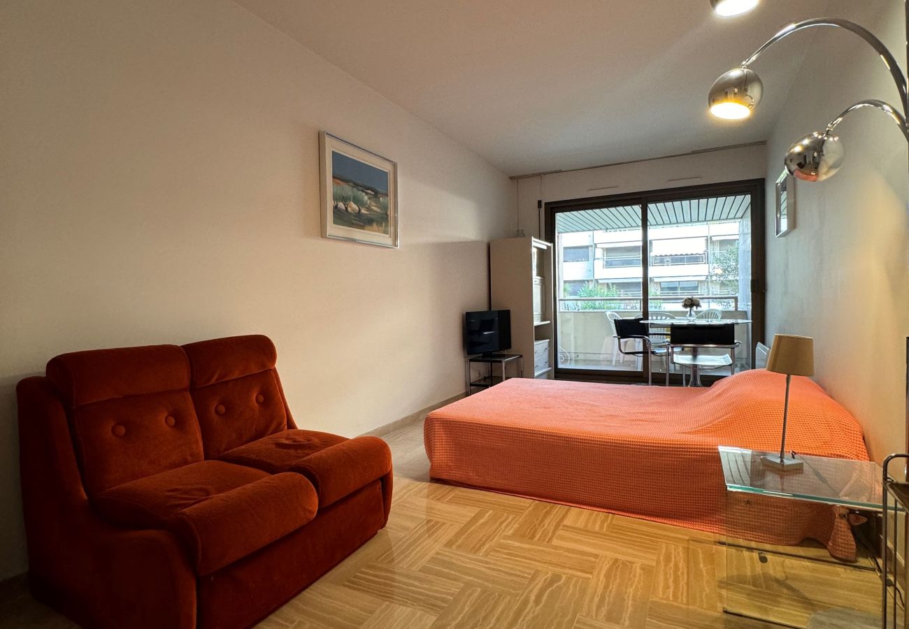 rental bright studio Cannes center near beaches