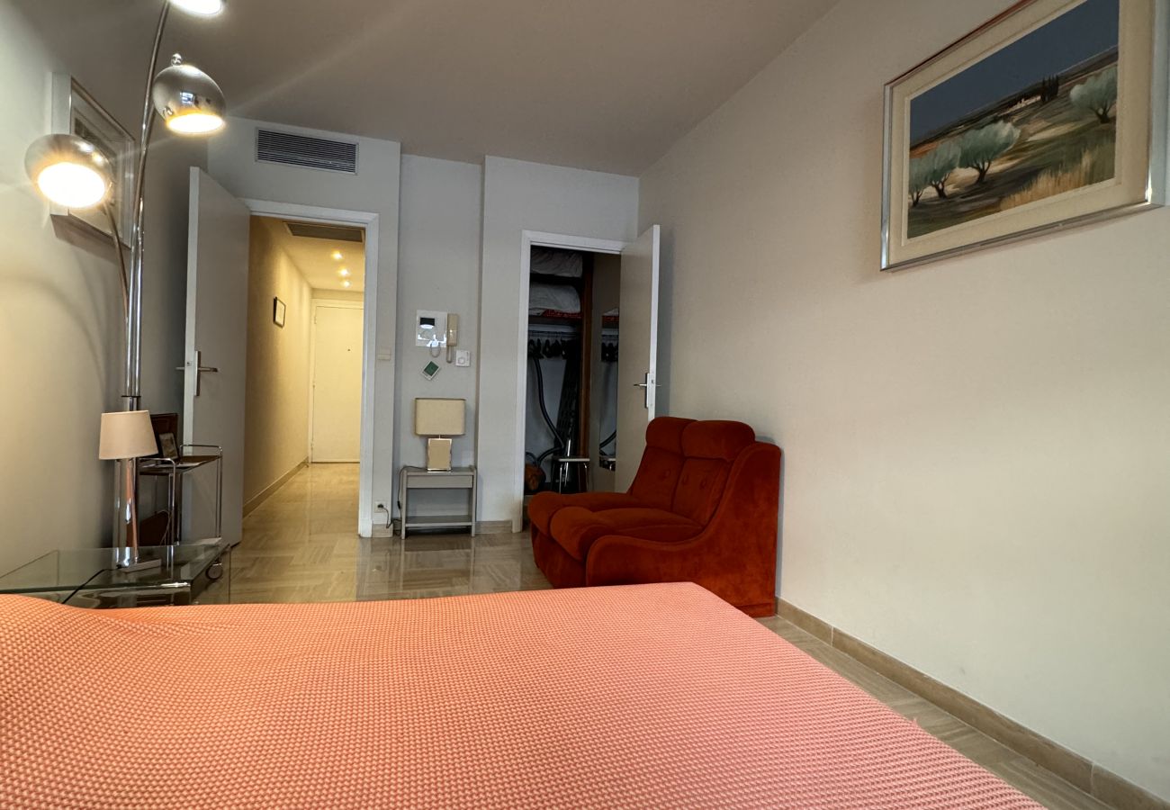 studio with terrace in Cannes Croisette and shops