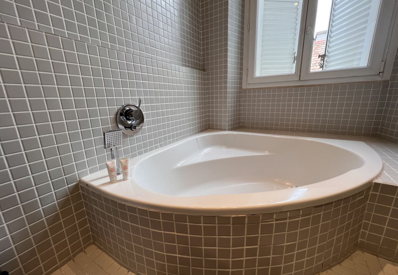 apartment Cannes modern bathroom with bathtub