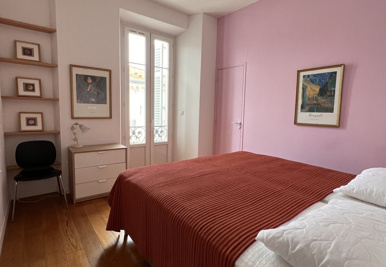 bright rooms Cannes center with storage