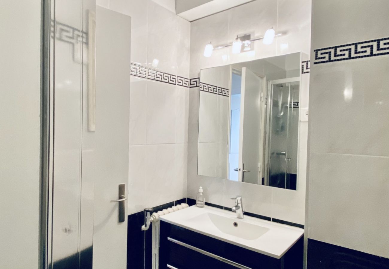 modern and elegant bathroom