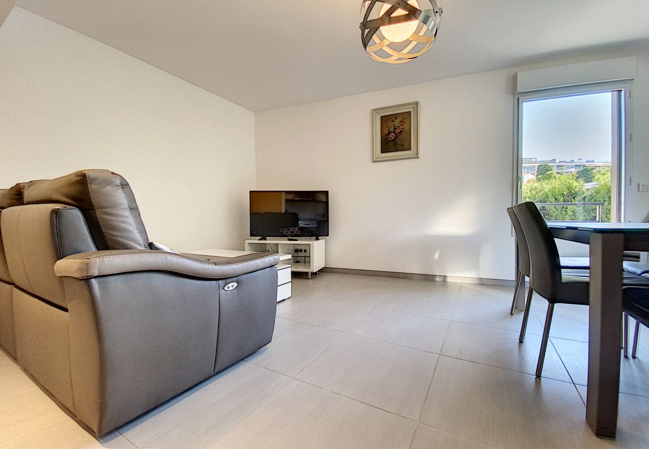 Spacious and bright living room in a modern flat