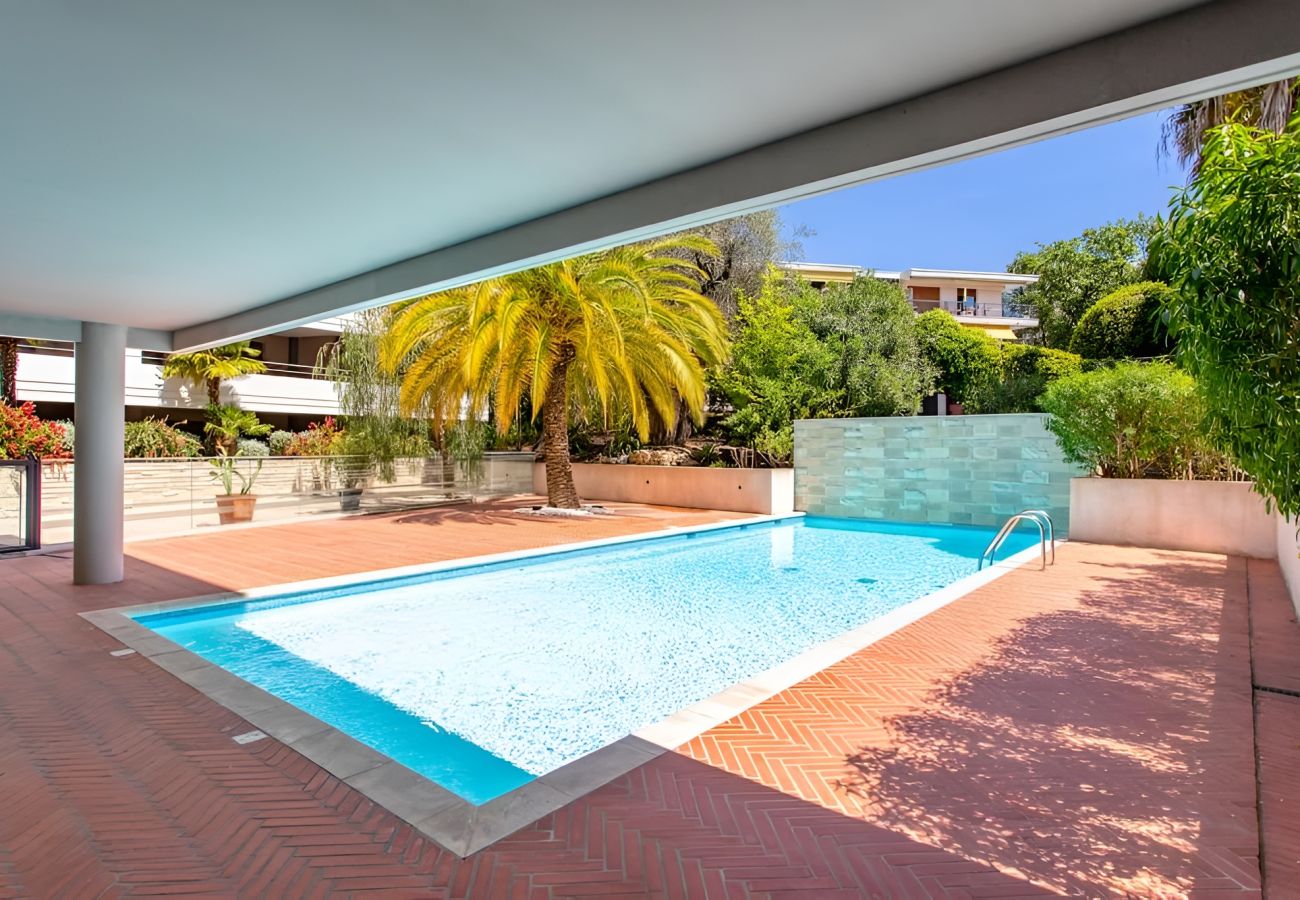 Pleasant swimming pool in a quiet residential area