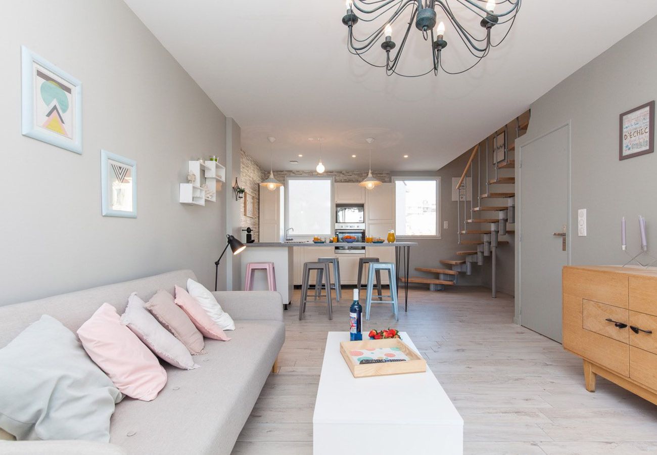 bright, air-conditioned lounge ideal for relaxing