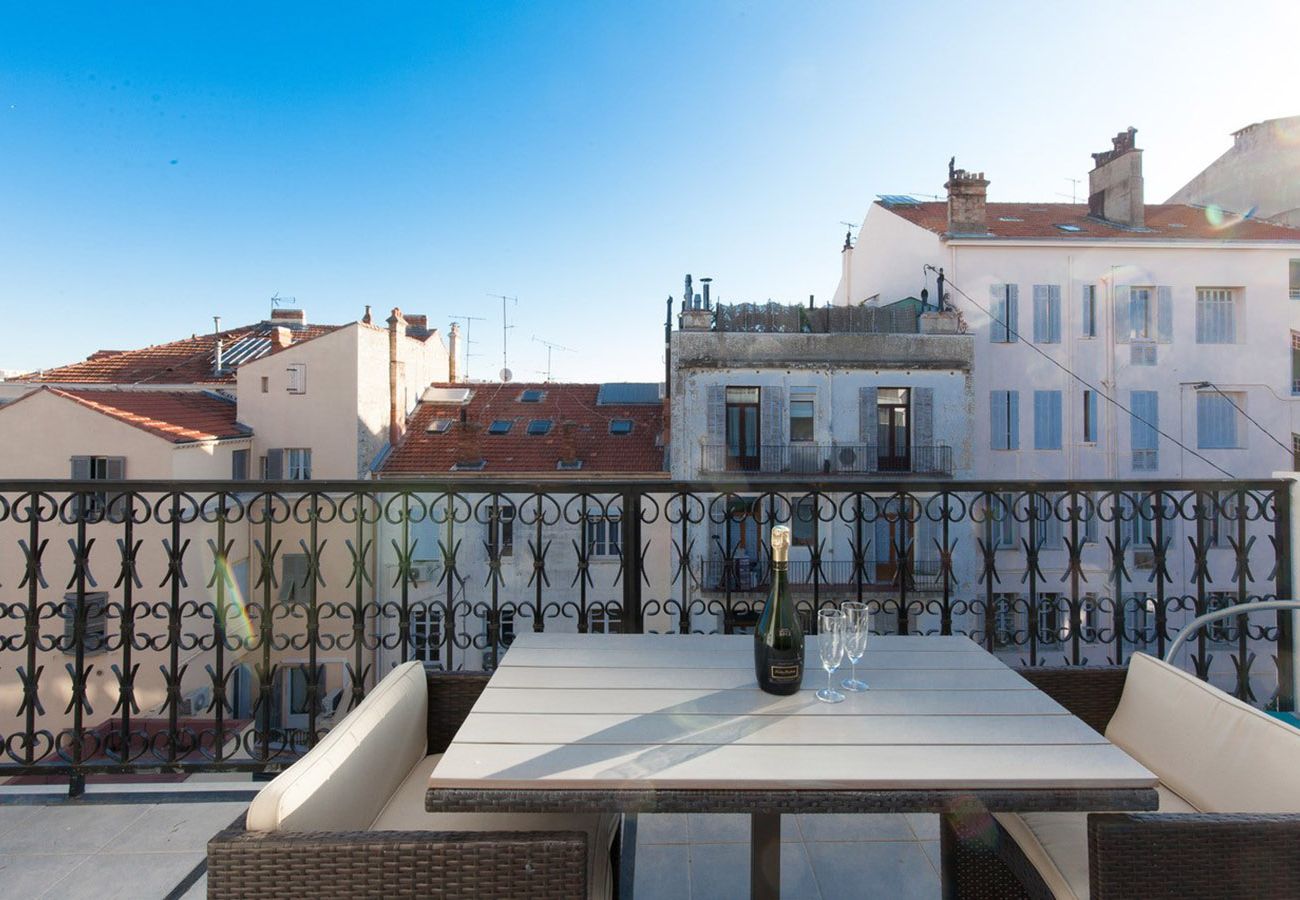 bright balcony with unobstructed views in the heart of Cannes