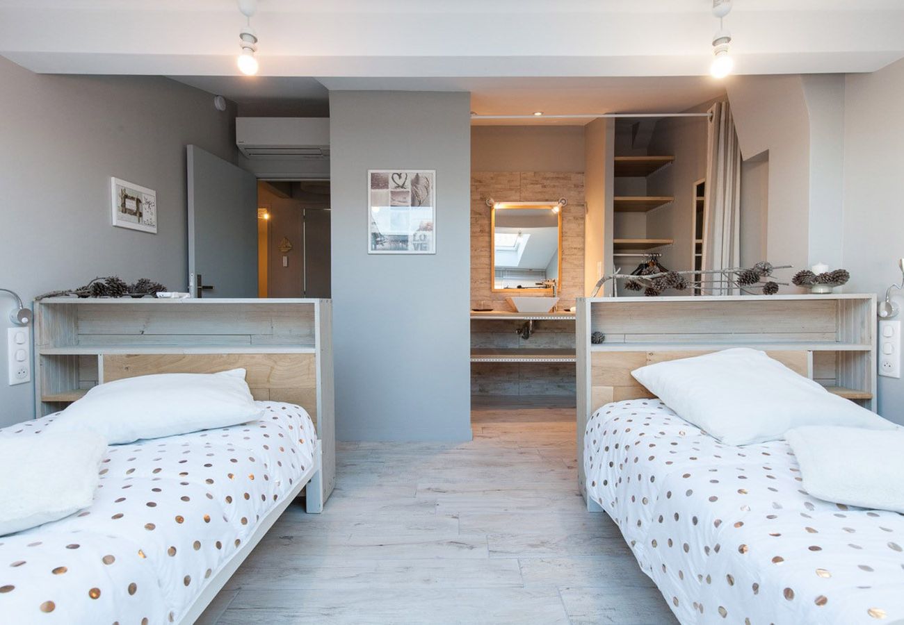 apartment in Cannes with twin beds and en suite shower room