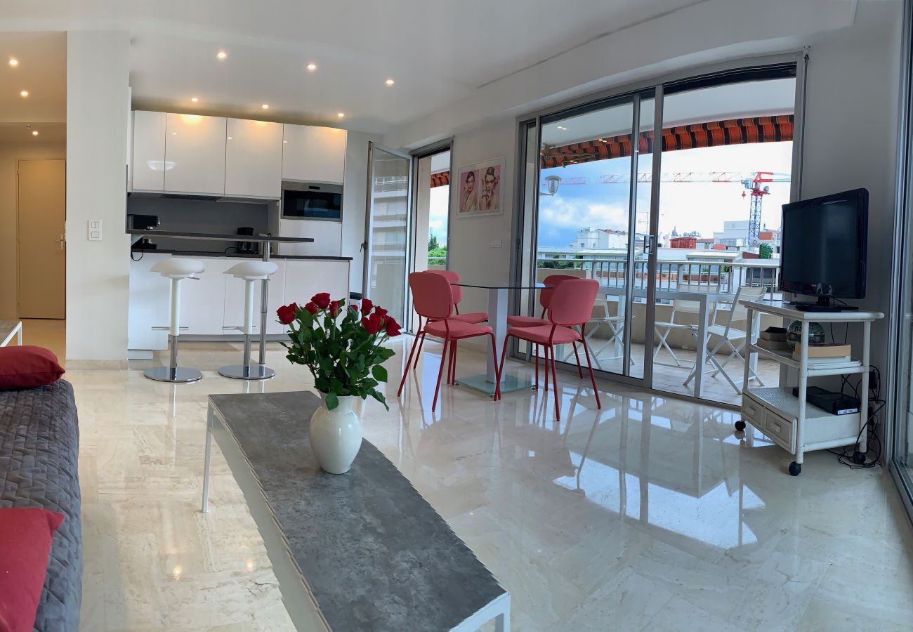Apartment in Cannes - GIR2405 / Logement lumineux et spacieux au centre