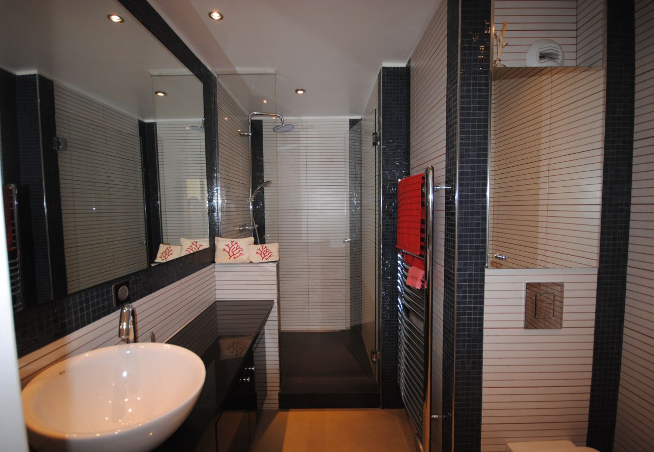 modern and comfortable bathroom