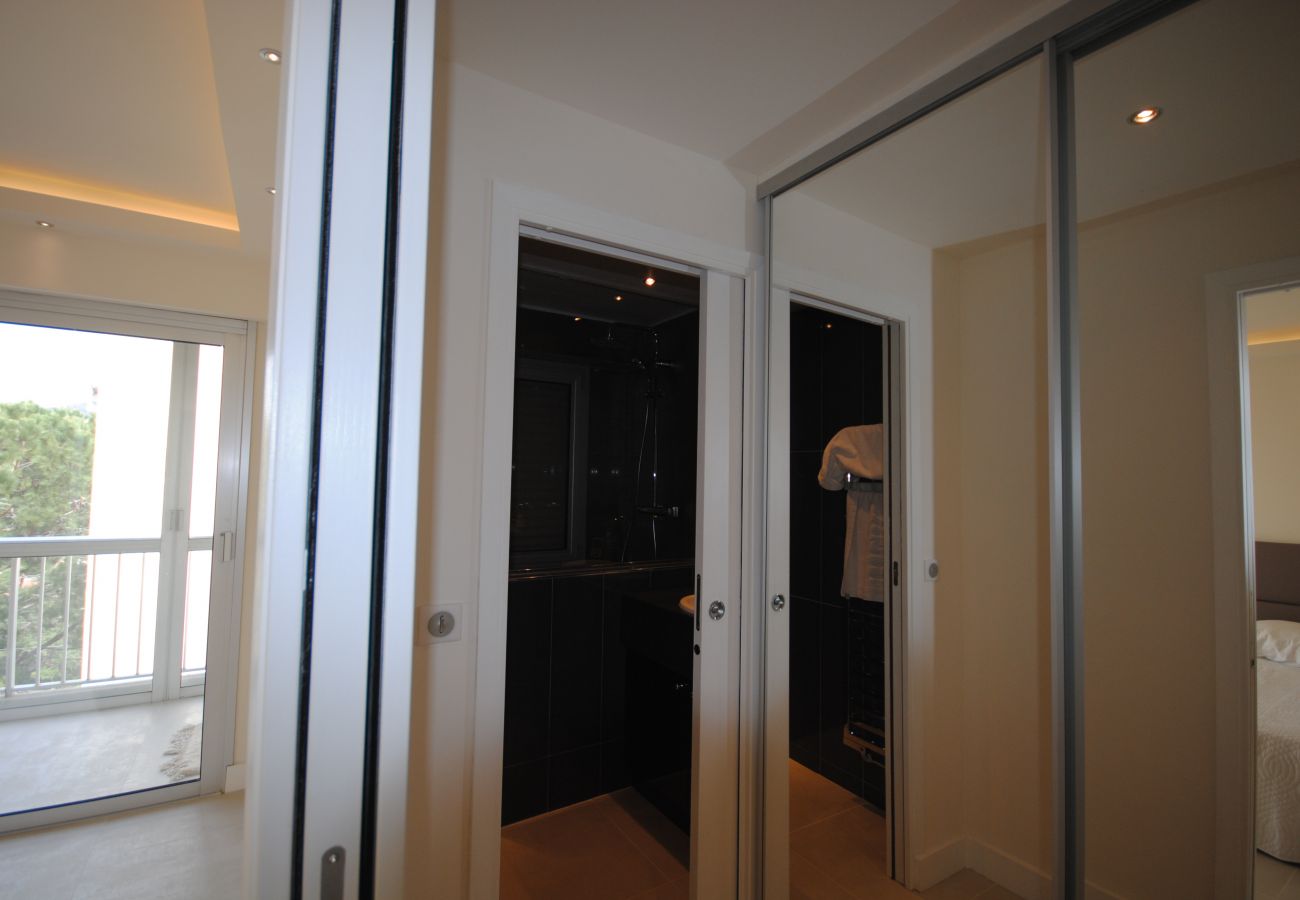 modern and elegant bathroom with walk-in shower