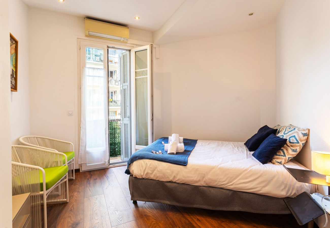 Bright room with a balcony, air conditioning, and modern decor. Perfect for your holiday!
