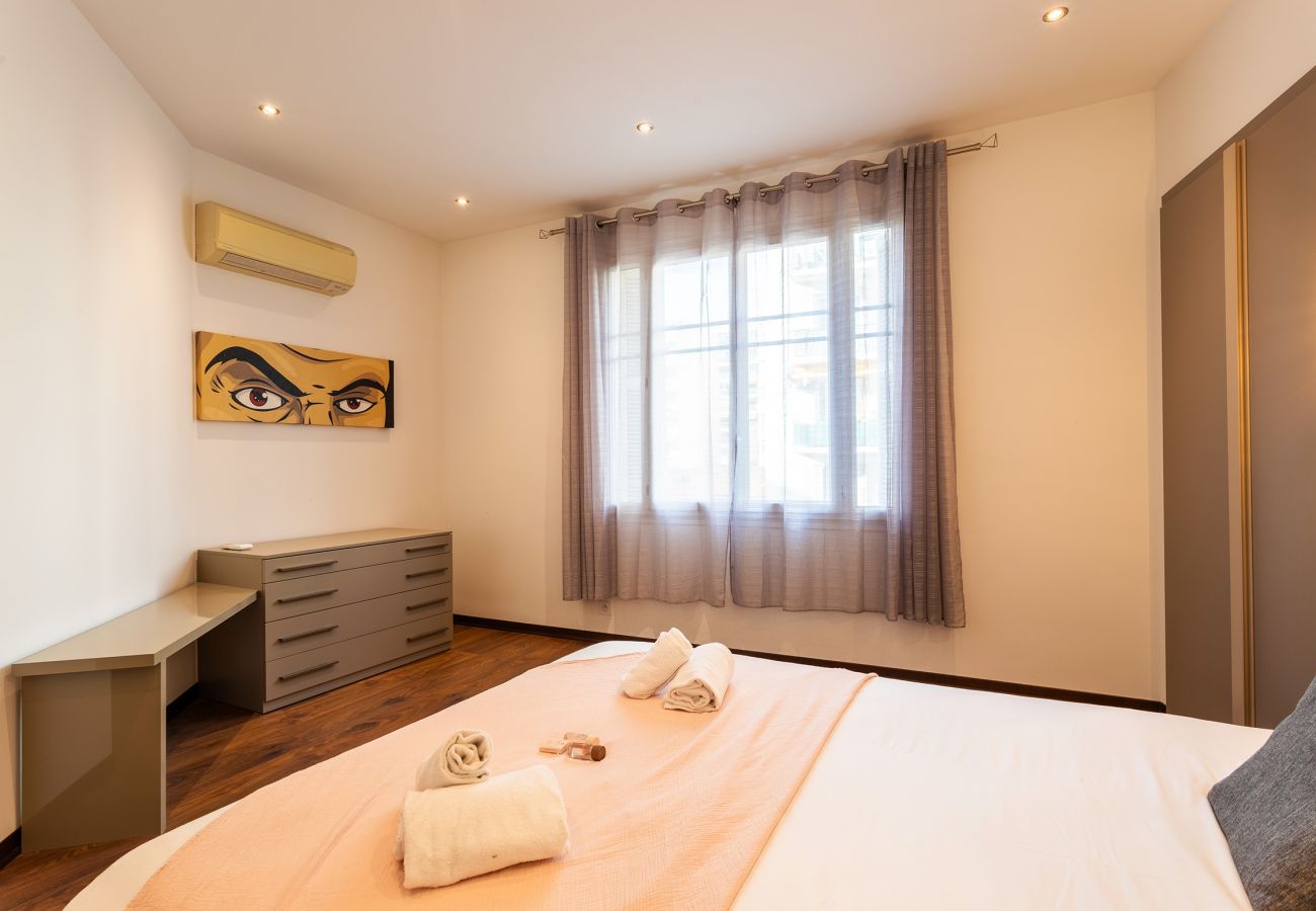 Large room with air conditioning and natural light, perfect for a relaxing stay.