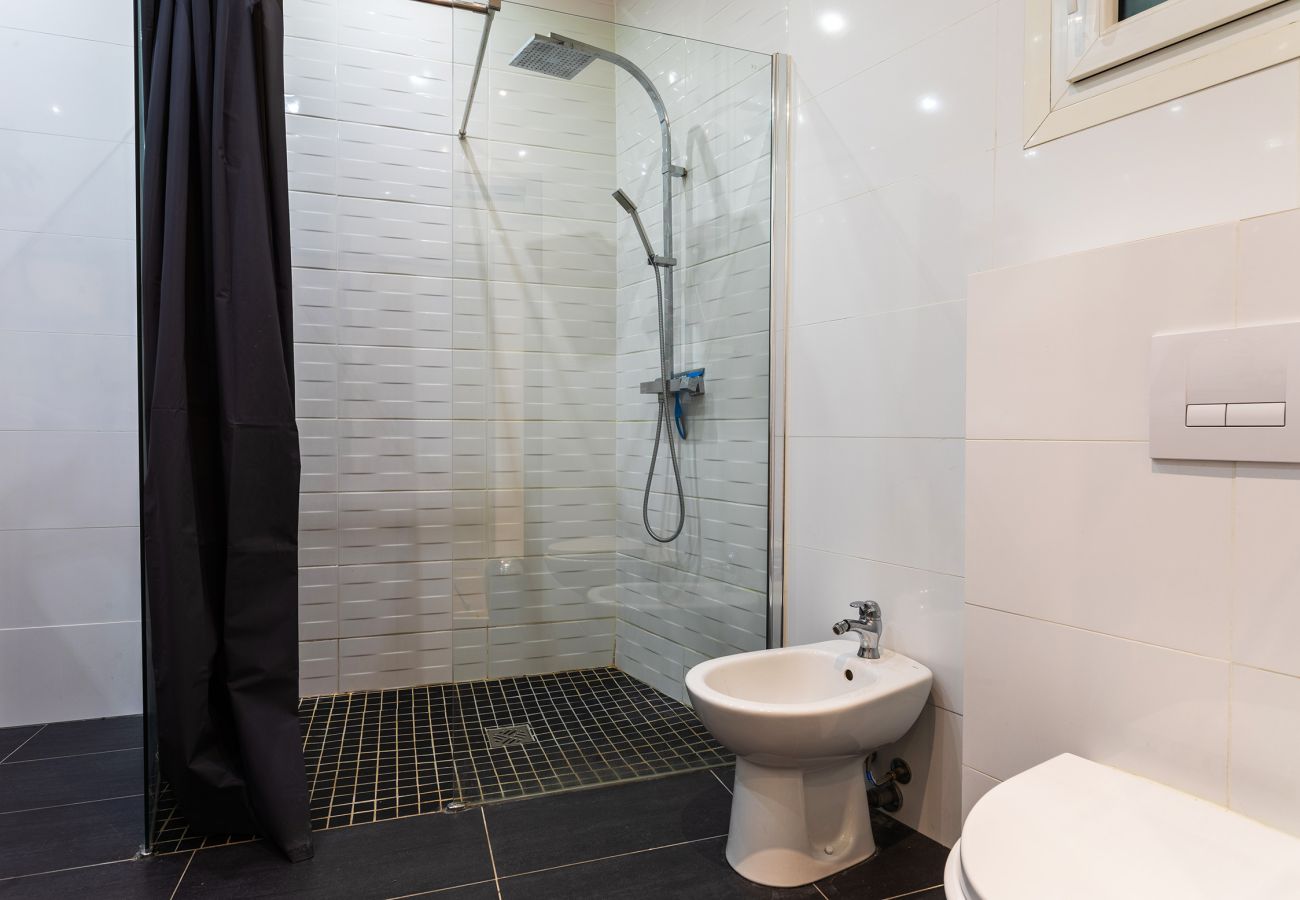 Walk-in shower, sleek design, and modern amenities for maximum comfort.