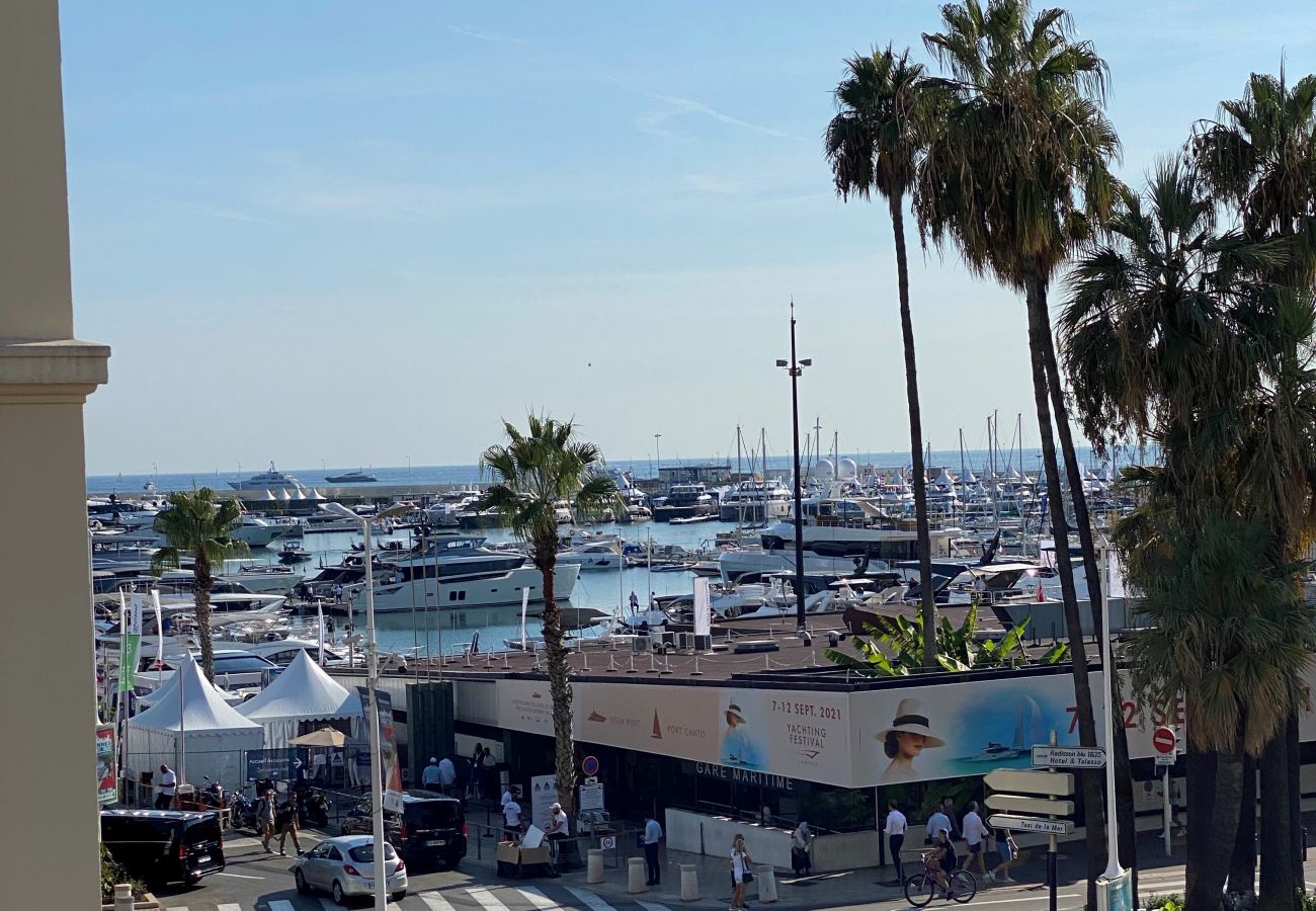 holiday rental with view of the old port of cannes