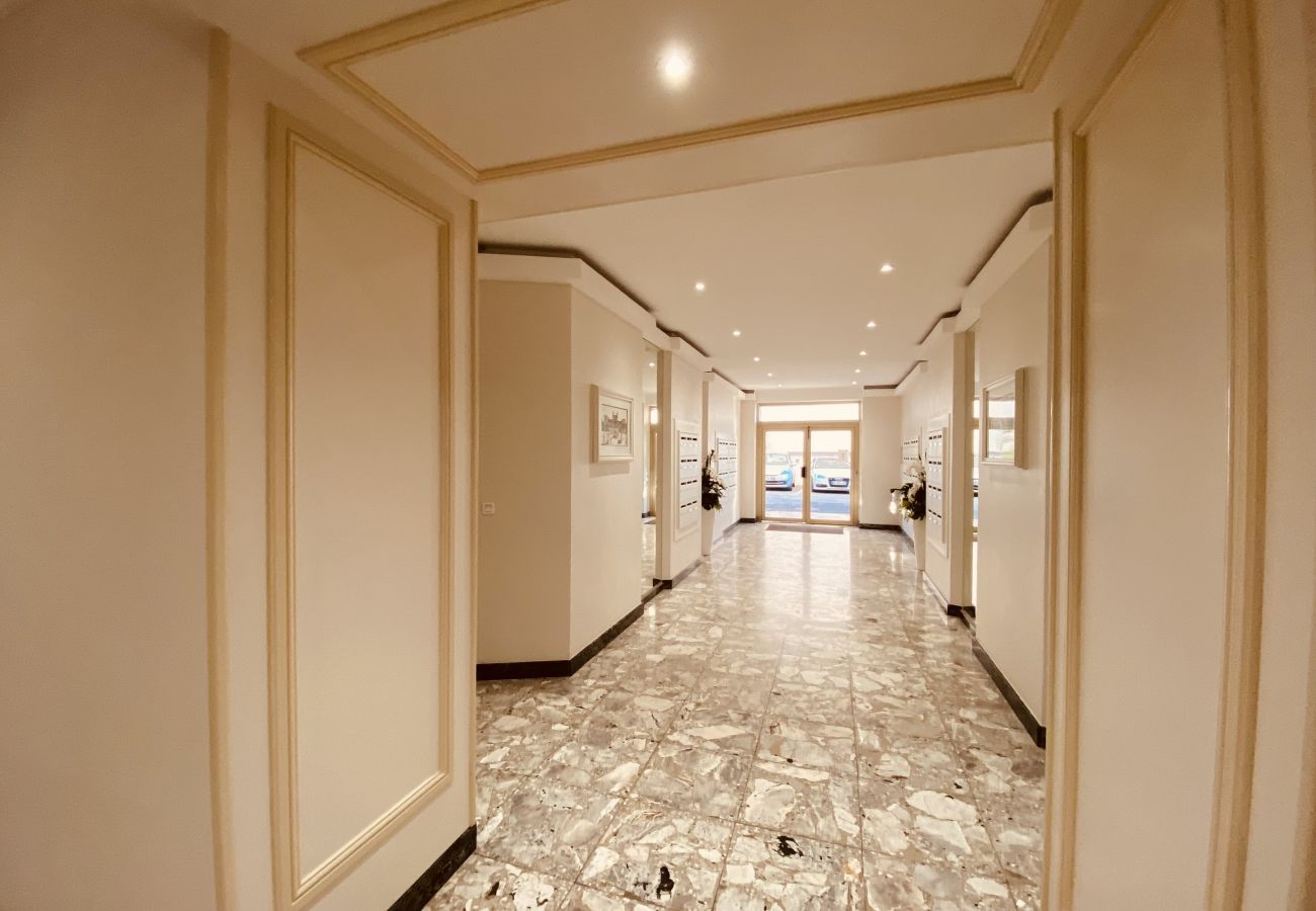 Apartment in Cannes - FON5581 / 2 pieces Terrasse Vue Mer/ GALLIA