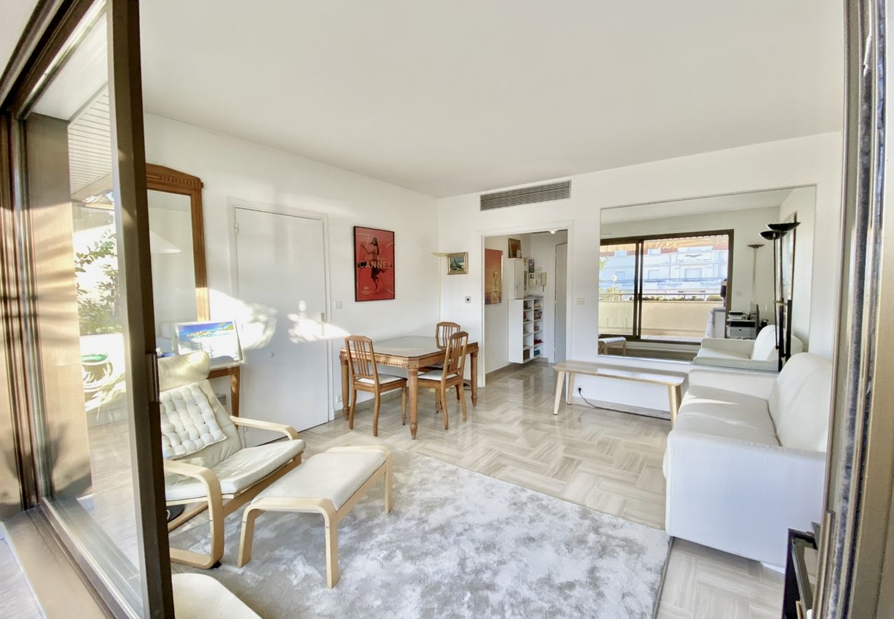 Apartment in Cannes - MAN528 2 pièces terrasse vue mer