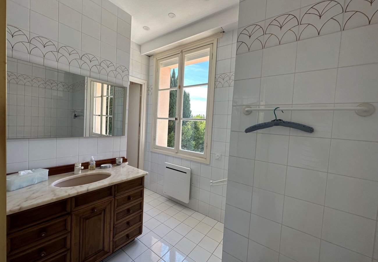 bright bathrooms with refined design