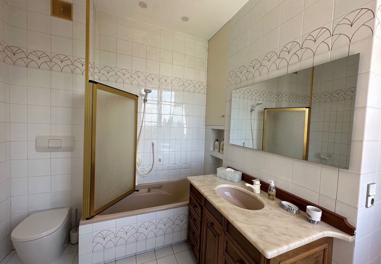 bright bathrooms with refined design