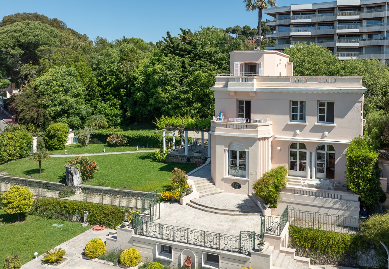 luxury villa Cannes with swimming pool and large garden