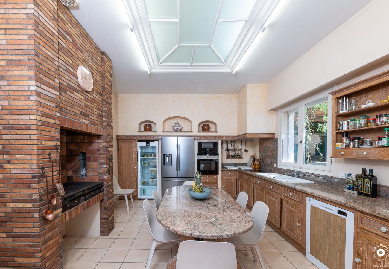 luxury villa Cannes fully equipped modern kitchen