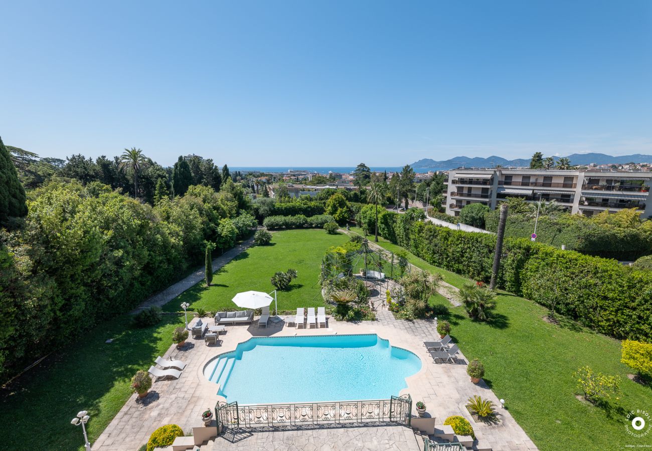 luxury villa Cannes with swimming pool and large garden