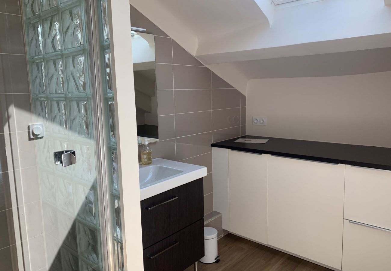 Bathroom equipped with washing machine