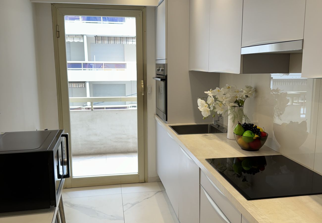 Apartment in Cannes - PHIL / Grand deux chambres terrasse 200m plage