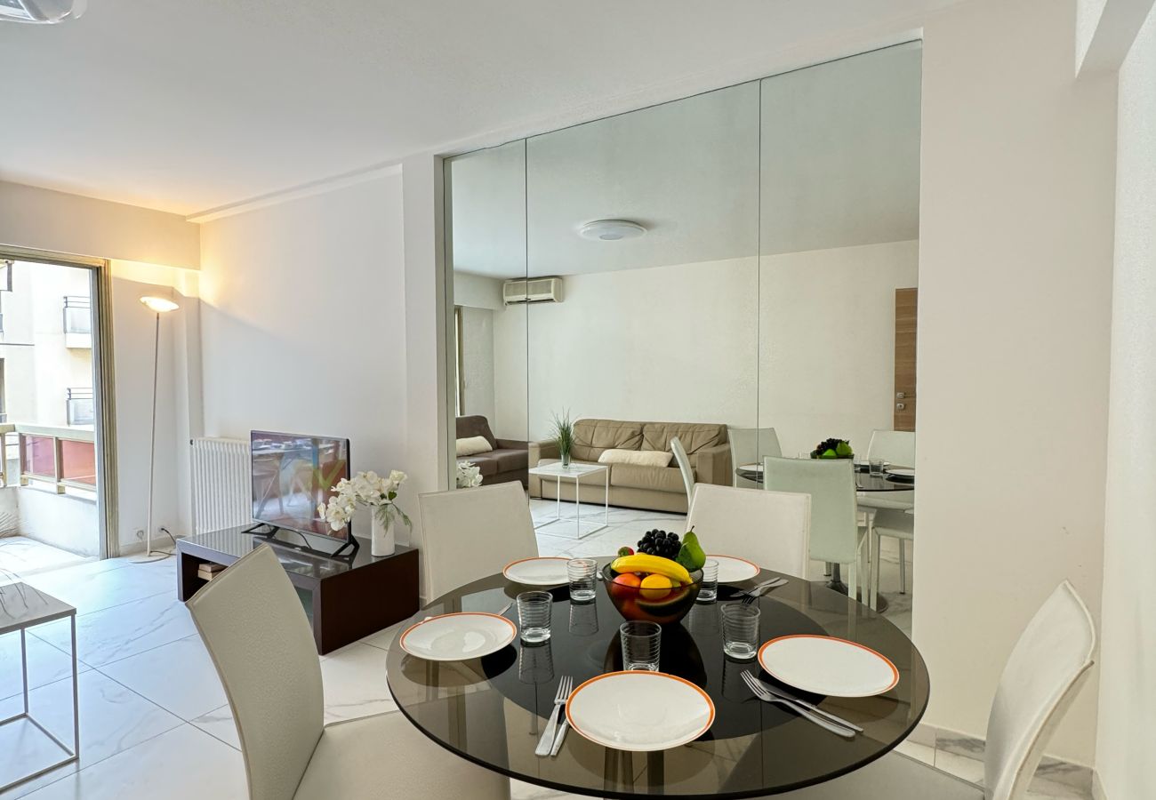 Apartment in Cannes - PHIL / Grand deux chambres terrasse 200m plage
