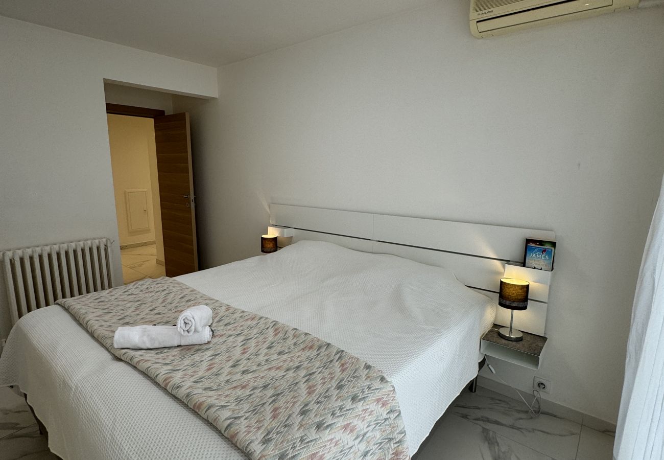 Apartment in Cannes - PHIL / Grand deux chambres terrasse 200m plage