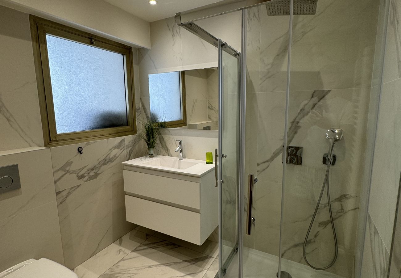 Apartment in Cannes - PHIL / Grand deux chambres terrasse 200m plage