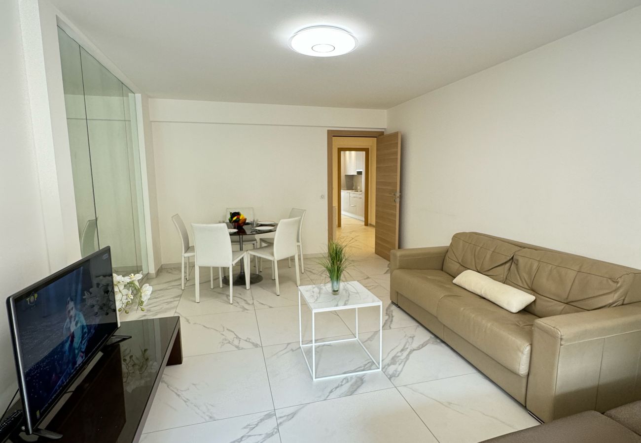 Apartment in Cannes - PHIL / Grand deux chambres terrasse 200m plage