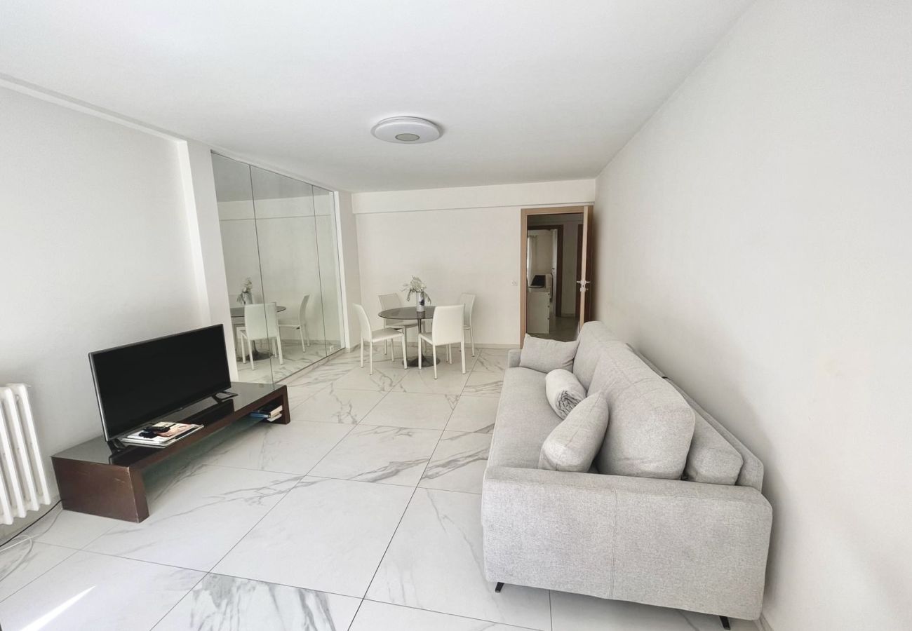 Apartment in Cannes - PHIL / Grand deux chambres terrasse 200m plage