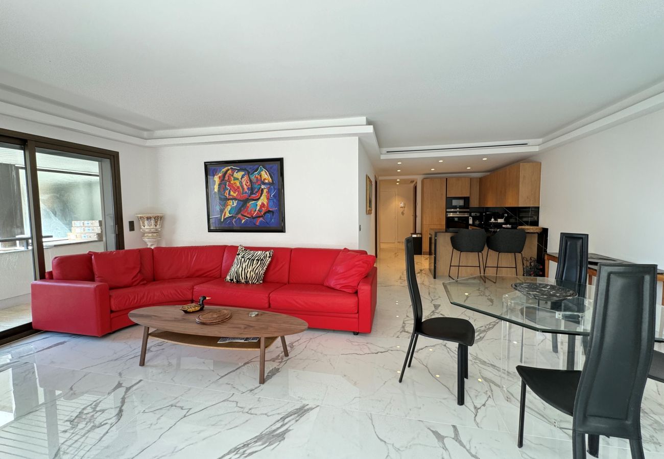 3-room apartment 90m² with terrace and partial sea view in Cannes city center