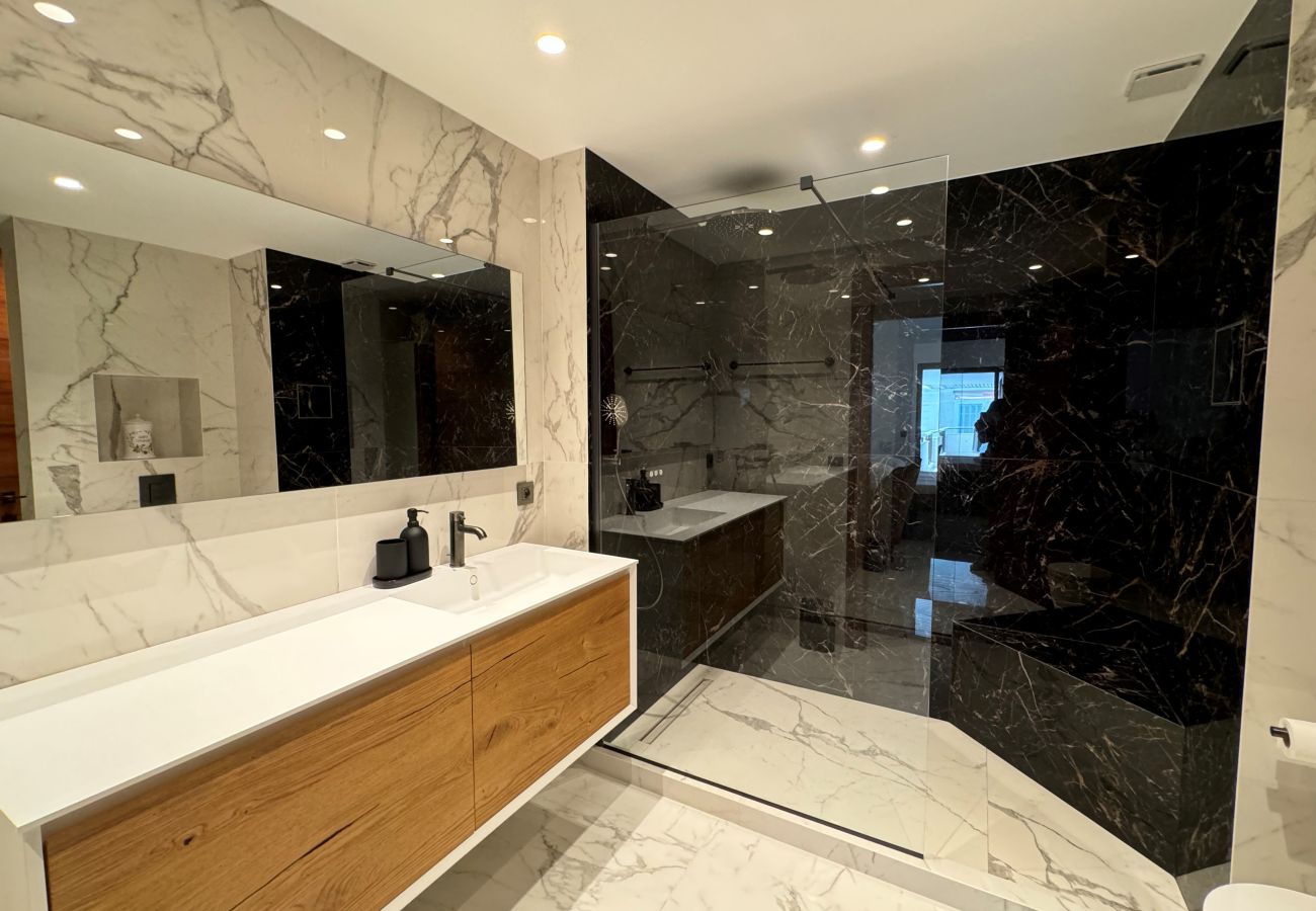 air-conditioned 2-bedroom apartment with en-suite bathrooms in Cannes city center