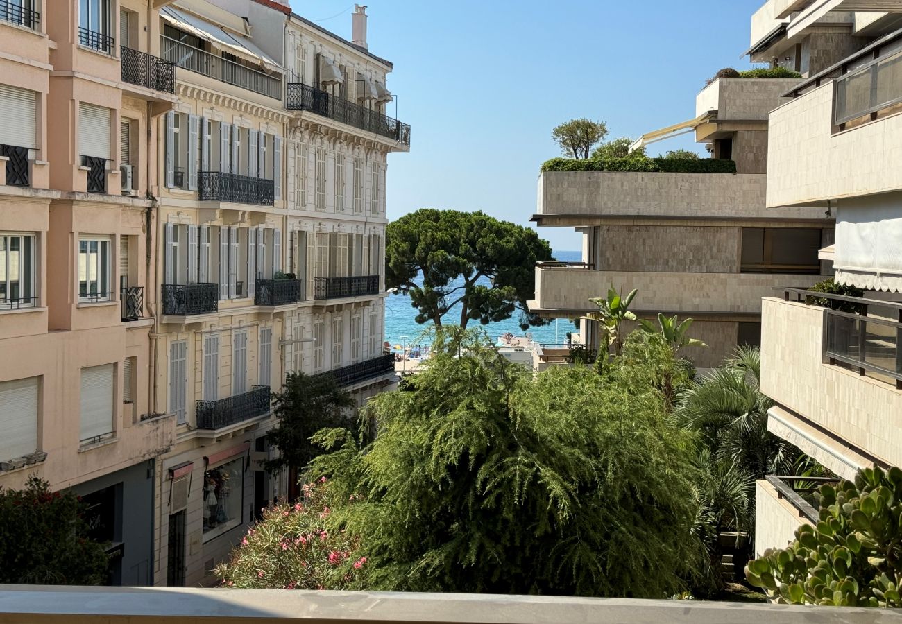 vacation rental 90m² with 20m² terrace, partial sea view, near La Croisette in Cannes