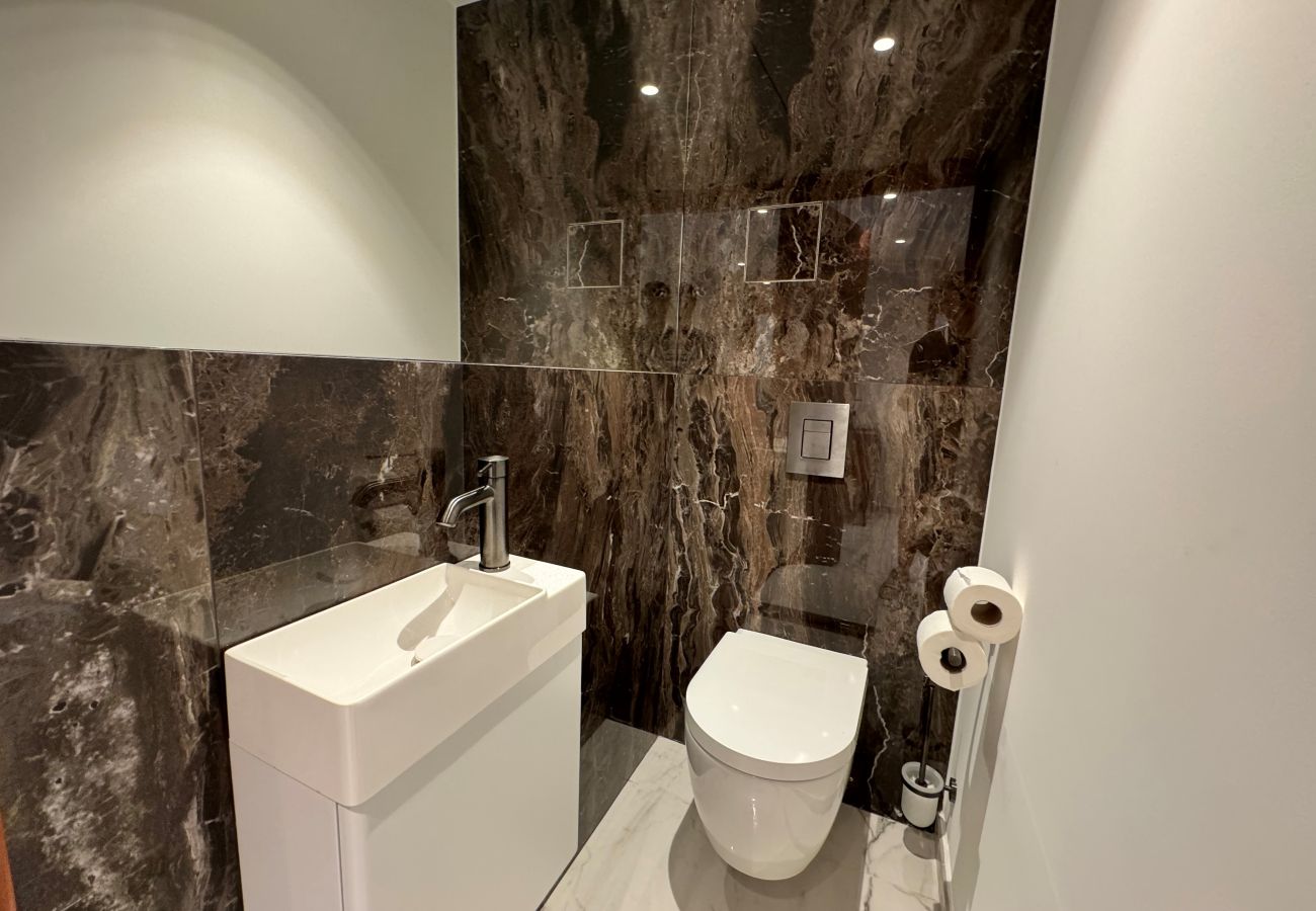 high-end residence in Cannes city center with 2 en-suite toilets and a guest WC