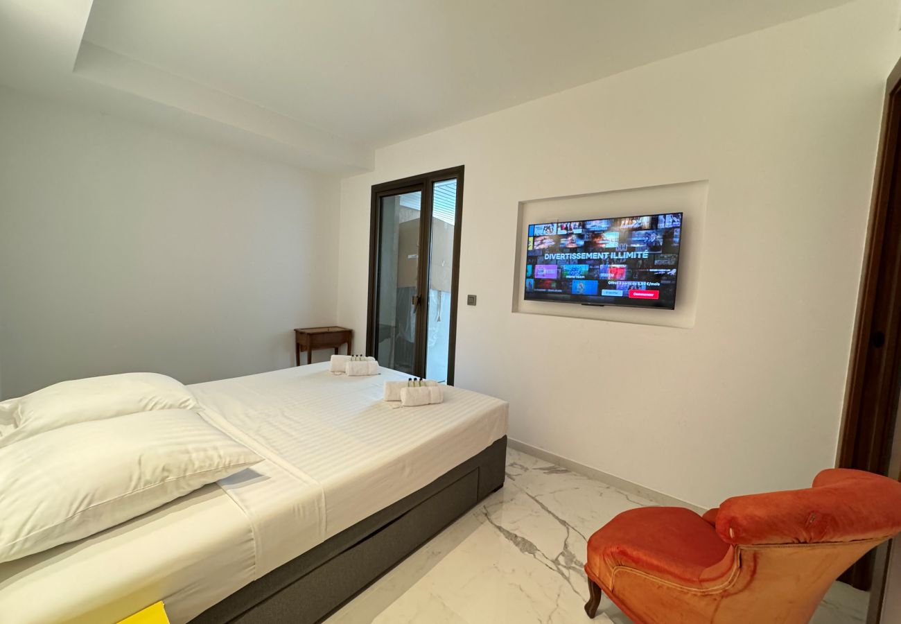 master bedroom with 200×200 king-size bed, walk-in closet and terrace access, Cannes