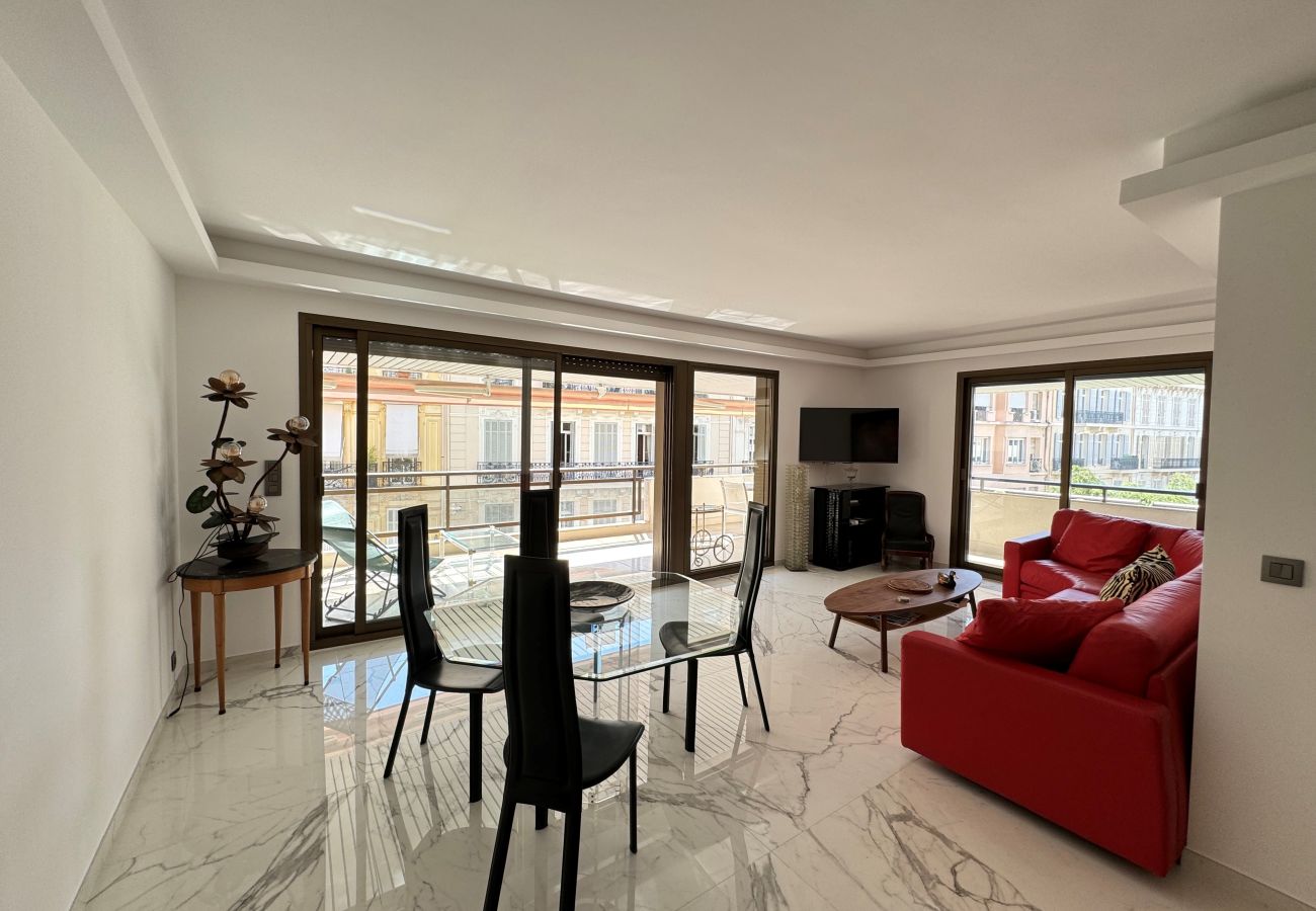 3-room apartment 90m² with terrace and partial sea view in Cannes city center