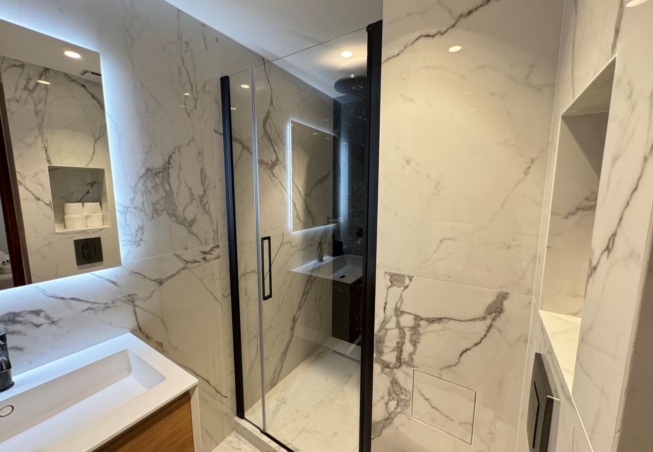 air-conditioned 2-bedroom apartment with en-suite bathrooms in Cannes city center