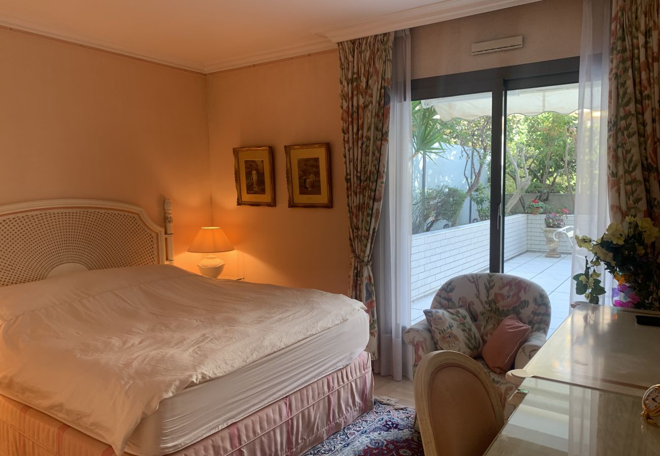 Zen and relaxing adult bedroom decor