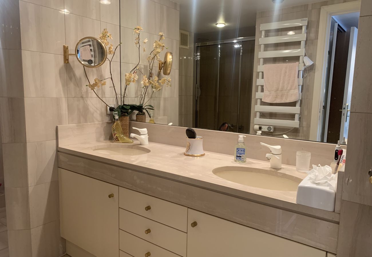 Trendy bathroom tiles 2025