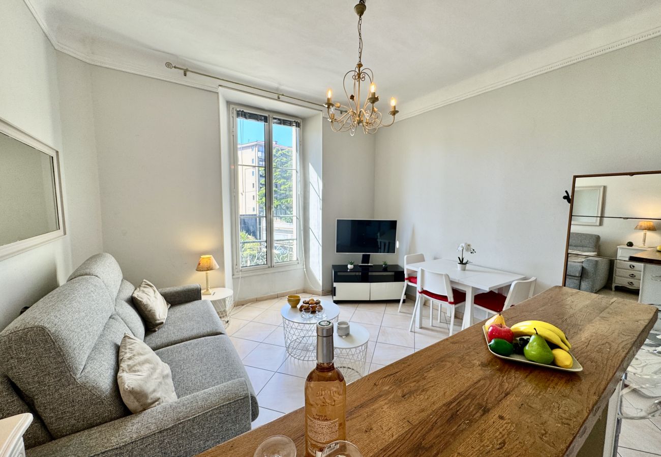 Bright and modern living room