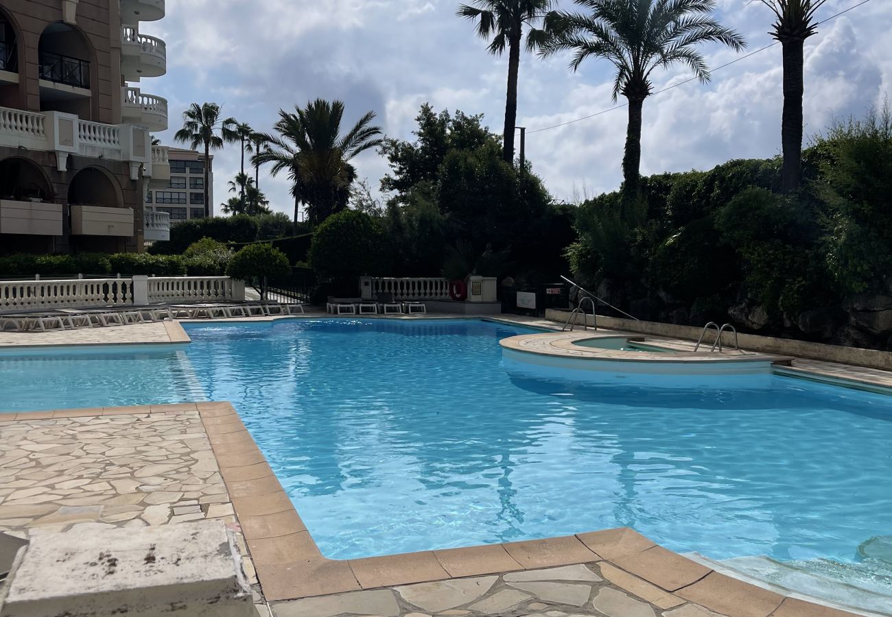 Apartment in Cannes-la-Bocca - Cannes Beach résidence / Vue mer piscine