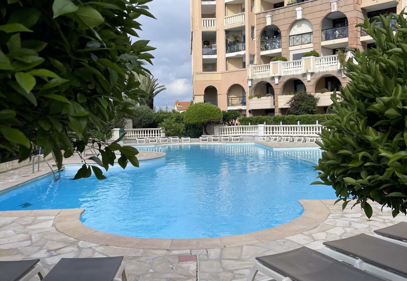 Apartment in Cannes-la-Bocca - Cannes Beach résidence / Vue mer piscine