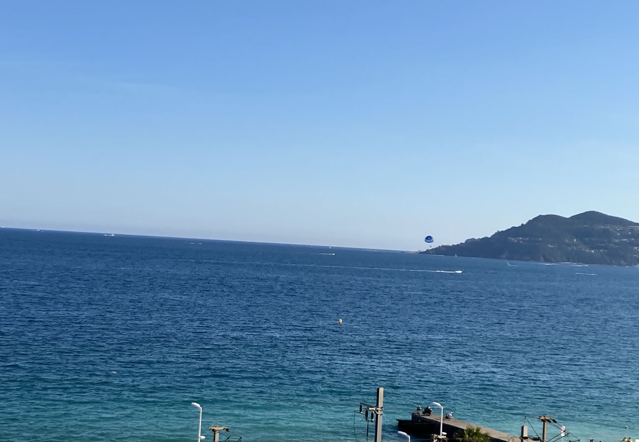 Apartment in Cannes-la-Bocca - Cannes Beach résidence / Vue mer piscine